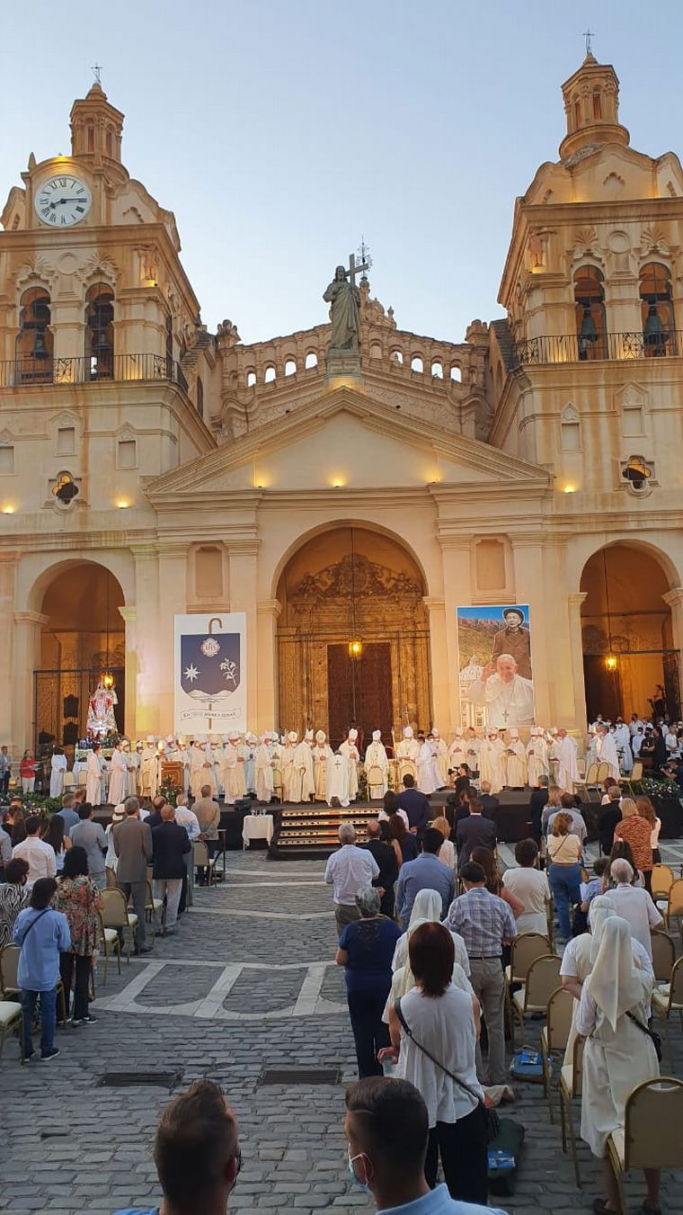 Ángel Rossi asume como arzobispo de Córdoba.