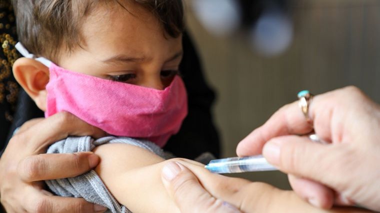 FOTO: Menores desde los 6 meses podrán ser vacunados con Pfizer y Moderna.