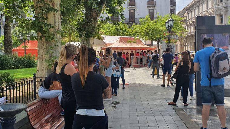 FOTO: Largas filas para testearse en Córdoba.