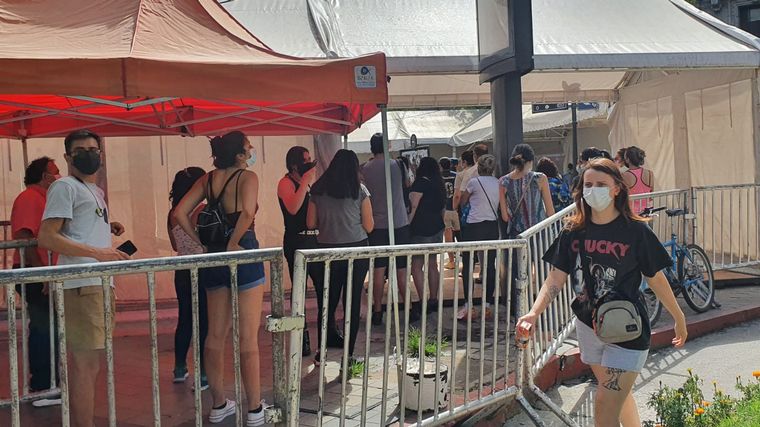 Largas filas para testearse en Córdoba.
