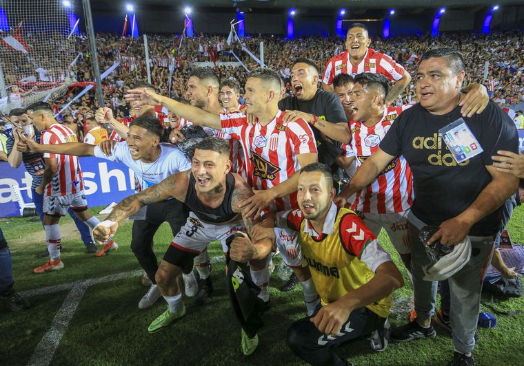 FOTO: Los jugadores de Barracas Central desatan su algarabía por el ascenso. 