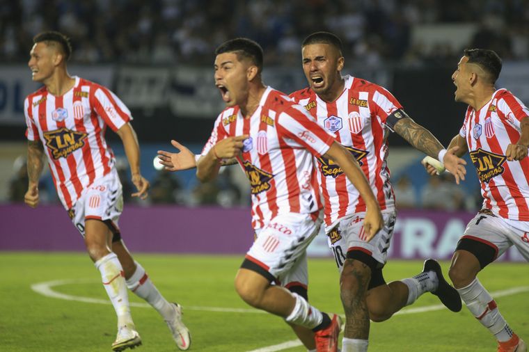 Los jugadores de Barracas Central desatan su algarabía por el ascenso. 