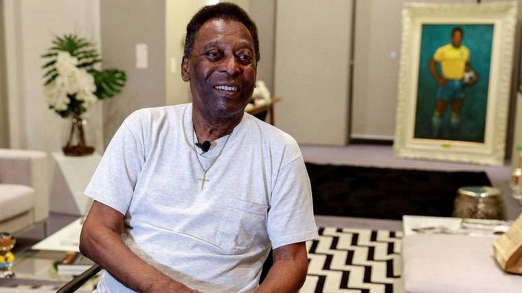 Pelé fue dado de alta luego de haber estado dos semanas internado.