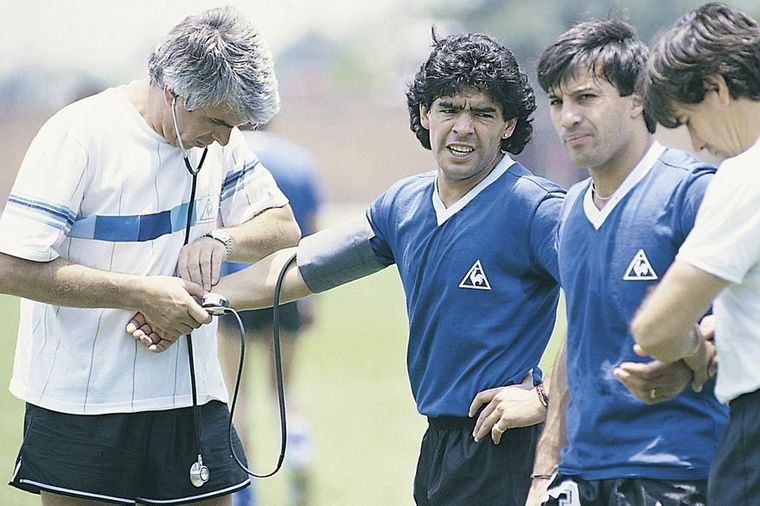 Madero le toma la presión a Diego Armando Maradona. (Foto: El Gráfico).
