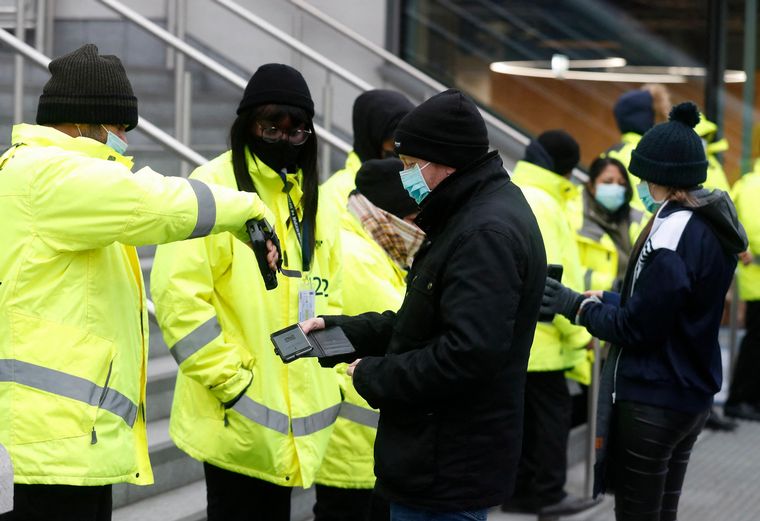 El incremento de contagios en distintos equipos pone en jaque a la Premier League.