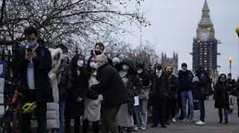 Preocupa la propagación de Ómicron en Reino Unido (Foto: AP / Matt Dunham).