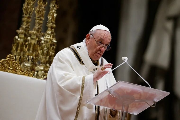 FOTO: El Papa celebra la misa de Nochebuena (REUTERS/Guglielmo Mangiapane).