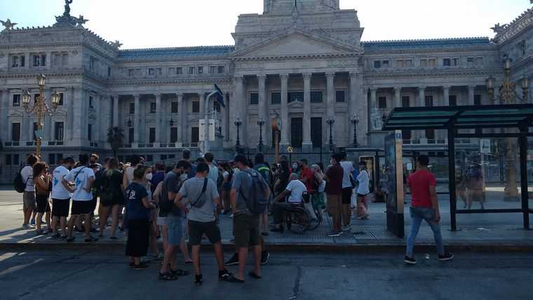 Mesa navideña frente al Congreso para solos y carenciados