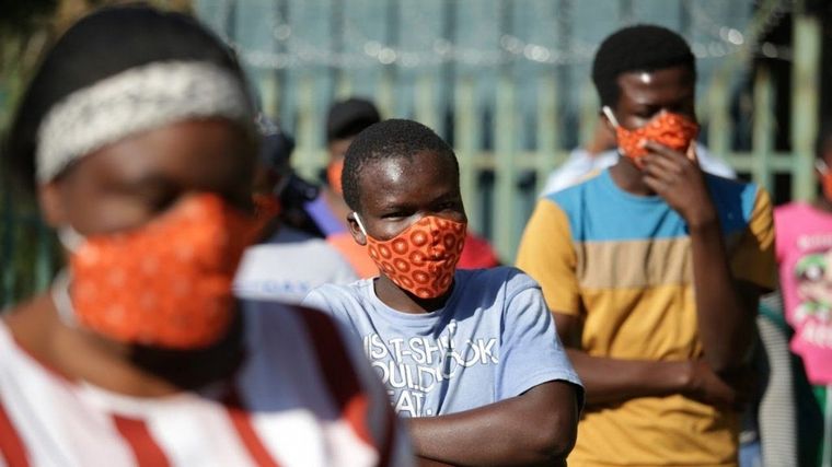 FOTO: Sudáfrica ya no exige cuarentena a los contagiados de Covid