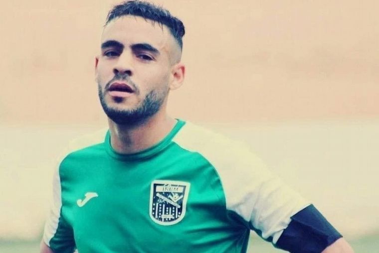 FOTO: Sofiane Loukar, el futbolista argelino que murió en pleno partido