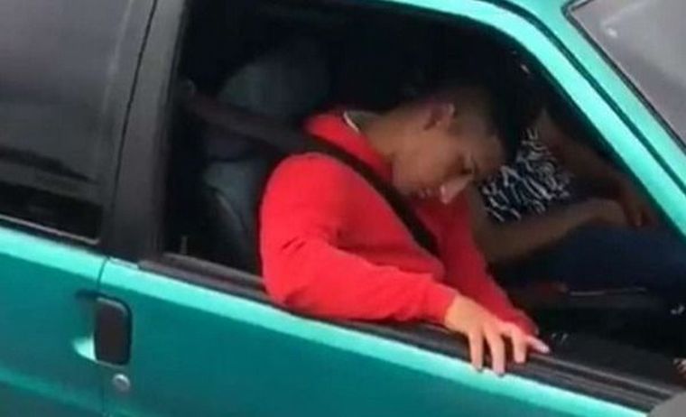 Los policías, completamente dormidos en la ruta 11, cerca de Aguas Verdes. 