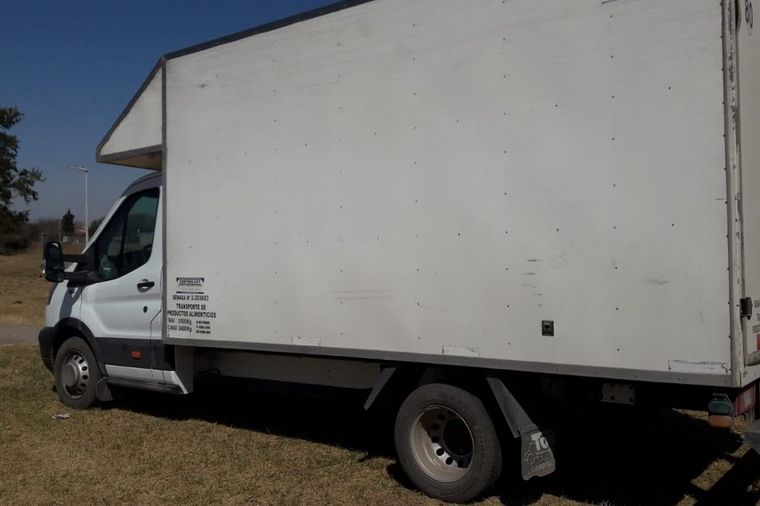FOTO: Tras el robo, el camión fue abandonado a un costado de la autopista Córdoba-Rosario.
