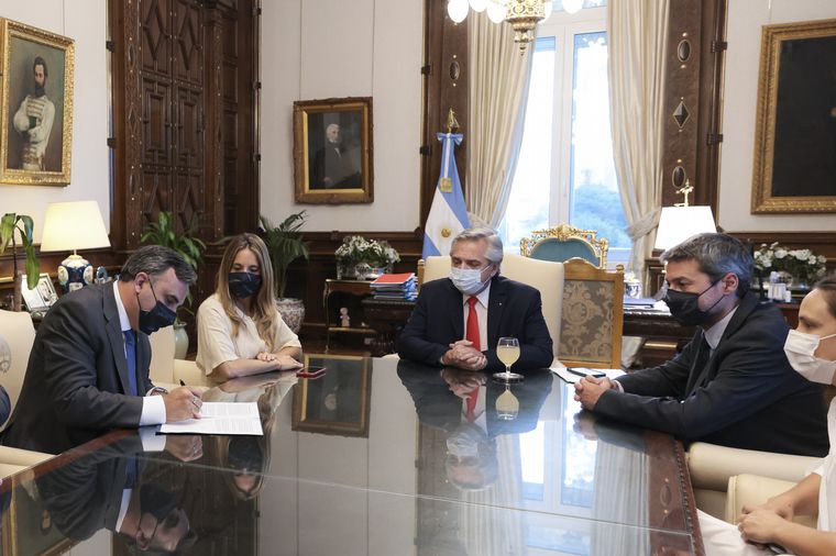 FOTO: Fernández y Lammens encabezaron la firma del acuerdo con el sector turístico. 