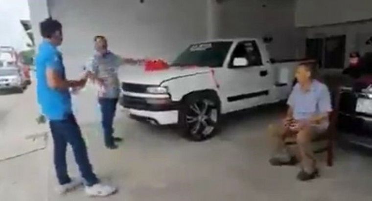 Tiene cáncer, rifó su camioneta y el ganador se la devolvió