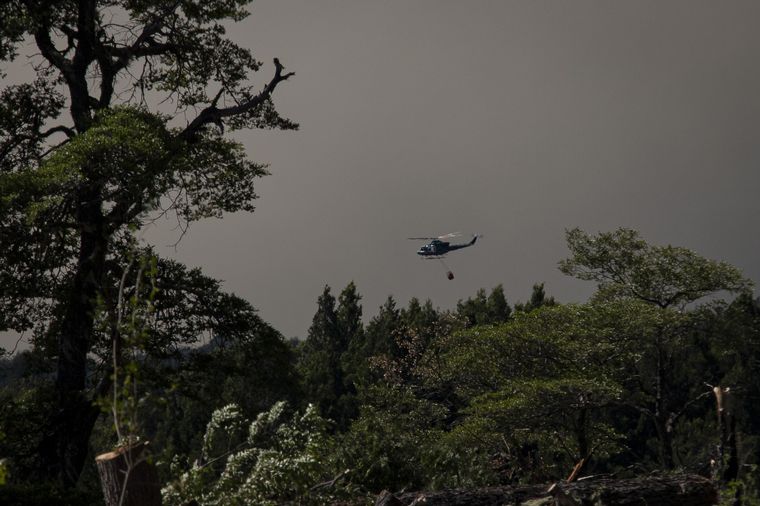FOTO: Cayó un helicóptero que combatía los incendios en Neuquén