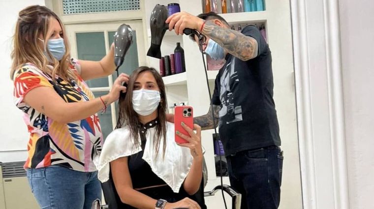 FOTO: Antonela Roccuzzo volvió a su peluquería de Rosario