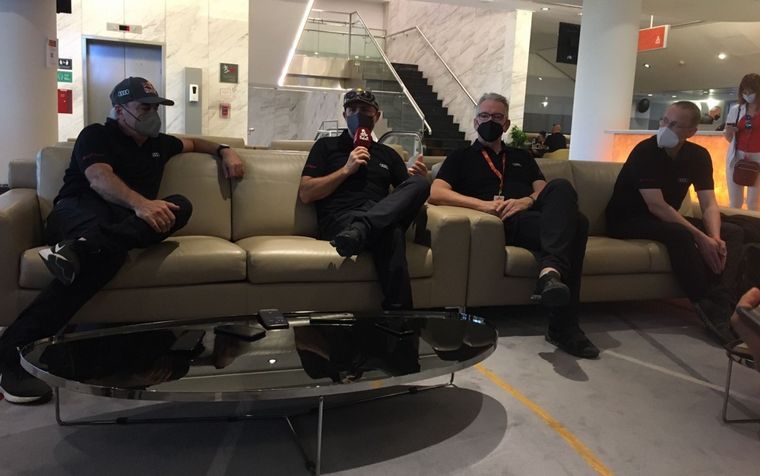 Sainz, Peterhansel, Quandt y Dreyer en la sala de prensa en Jeddah