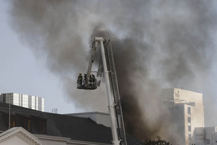 FOTO: Un incendio arrasa con el Parlamento de Sudáfrica.