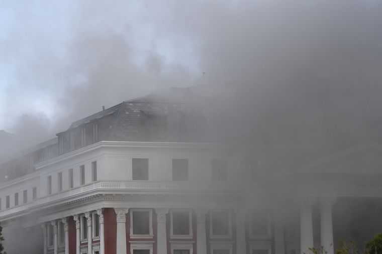 Un incendio arrasa con el Parlamento de Sudáfrica.