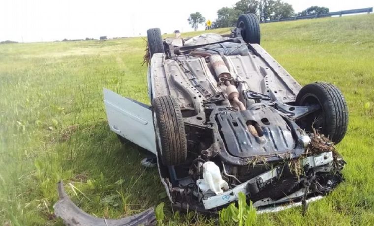 Así quedó el auto tras el vuelco.
