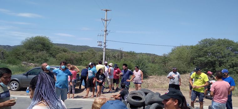 FOTO: Vecinos de Serrezuela cortaron ruta nacional 38 (Foto: Sierra Azul Serrezuela).