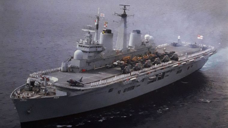FOTO: El HMS Invencible.