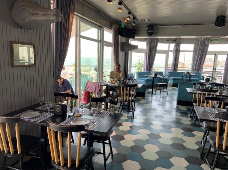 Quba, un café de mar ubicado en las playas de "La Feliz"