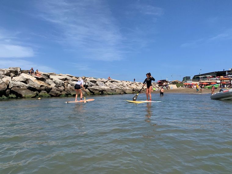 FOTO: Mica Rodríguez desafió las olas surfeando en Mar del Plata