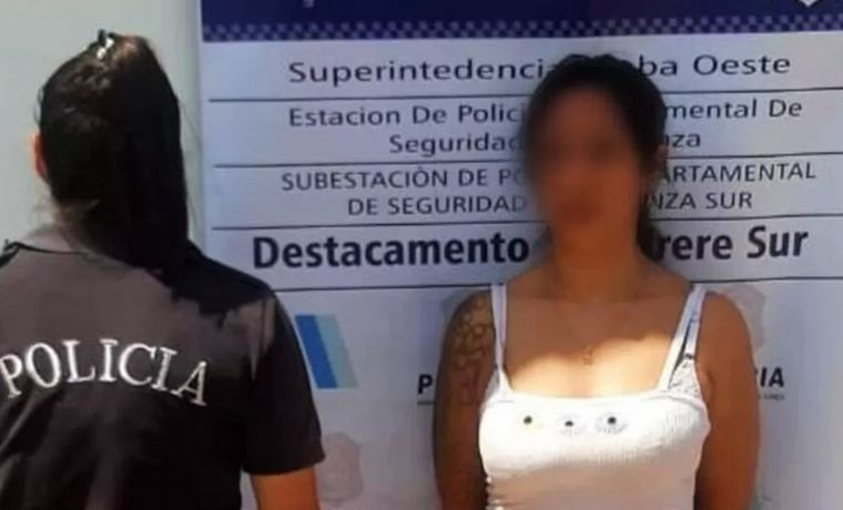 La sospechosa al momento de ser apresada.