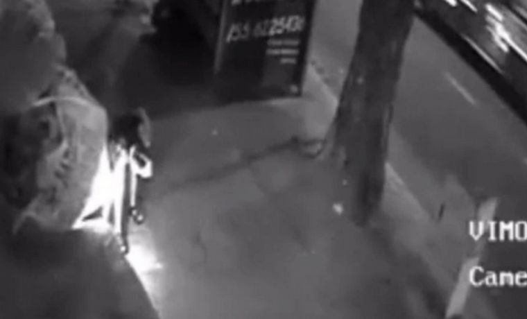 El momento en que la mujer prende fuego.