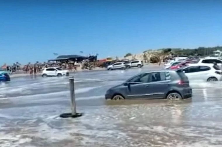 FOTO: La marea tapó parte de vehículos en playas de Las Grutas.