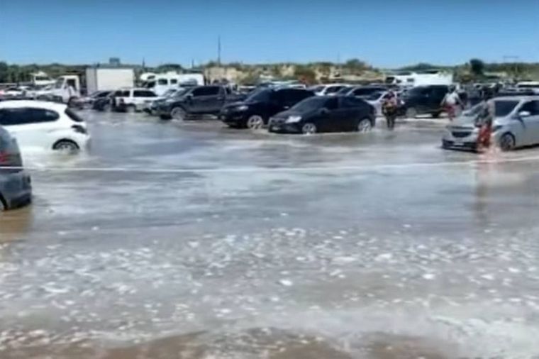 FOTO: La marea tapó parte de vehículos en playas de Las Grutas.