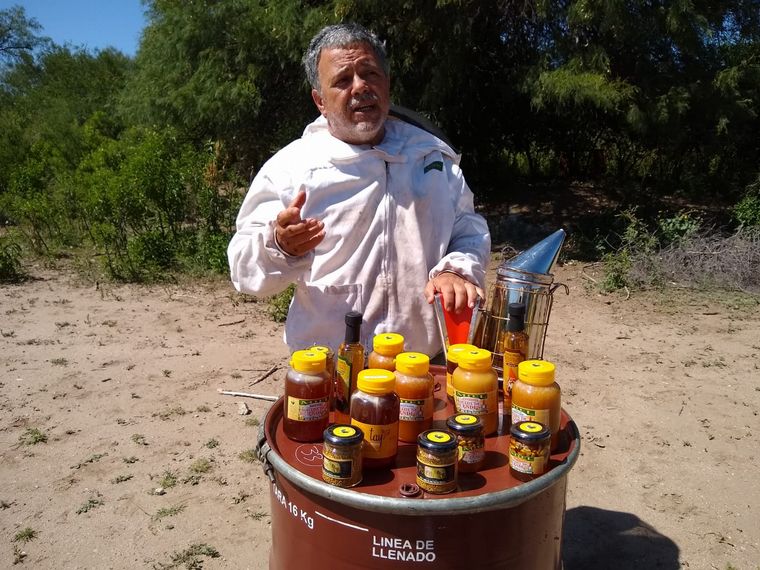 Orlando Morales fue apicultor por un día en San Marcos Sierras.