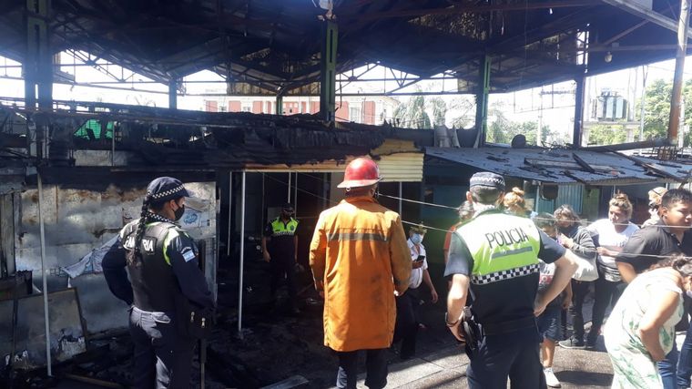 Se incendió una treintena de puestos comerciales en Tucumán