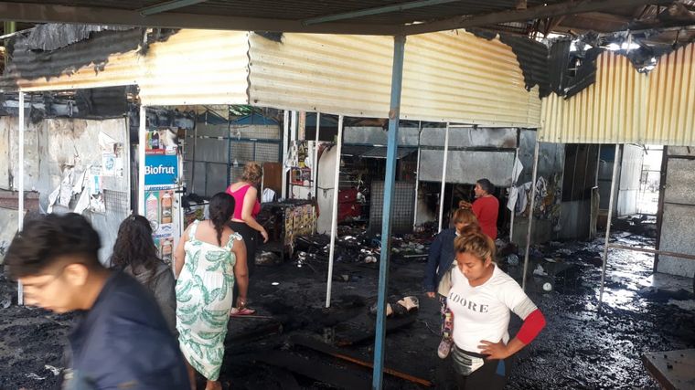 FOTO: Se incendió una treintena de puestos comerciales en Tucumán