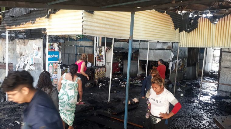 Se incendió una treintena de puestos comerciales en Tucumán