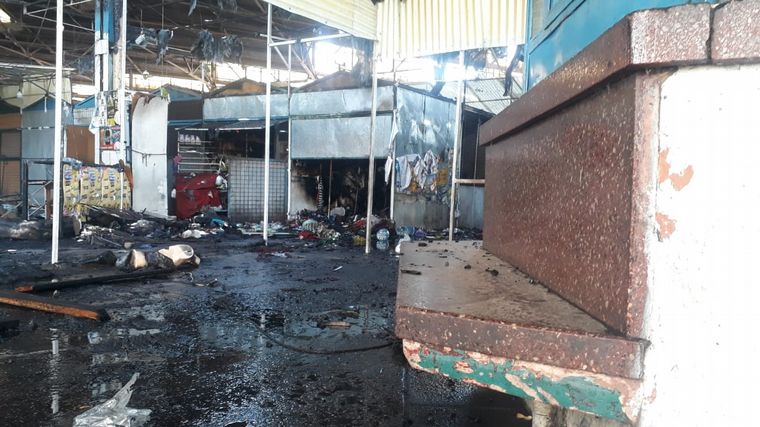 Se incendió una treintena de puestos comerciales en Tucumán