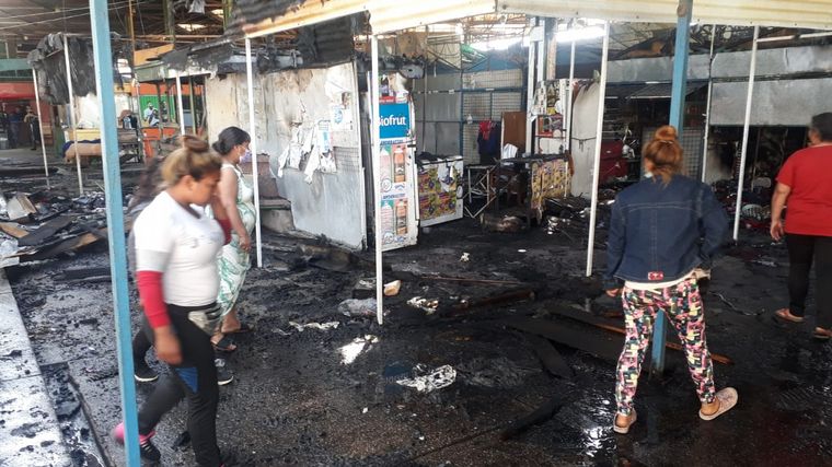 Se incendió una treintena de puestos comerciales en Tucumán