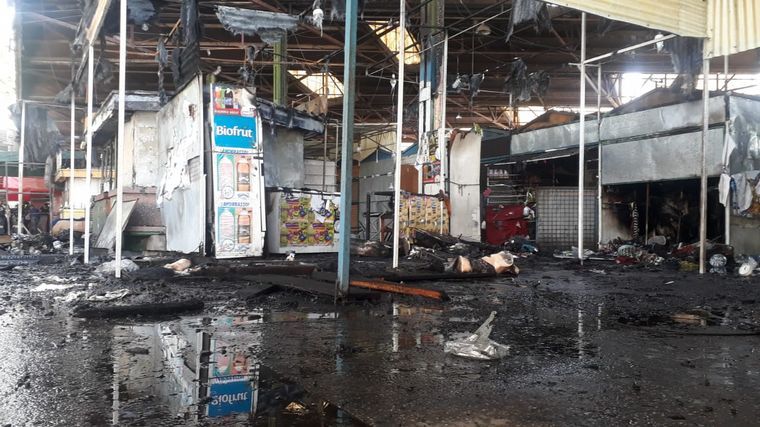 Se incendió una treintena de puestos comerciales en Tucumán
