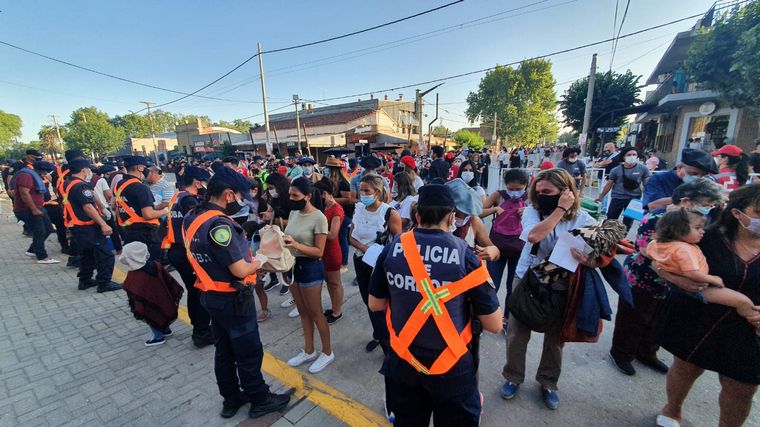 Una multitud en el ingreso al Festival de Jesús María.