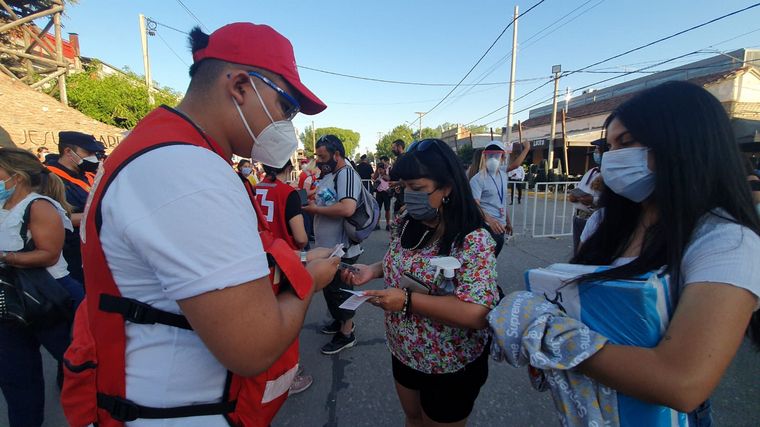 Una multitud en el ingreso al Festival de Jesús María.