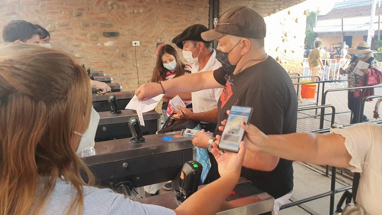 Una multitud en el ingreso al Festival de Jesús María.