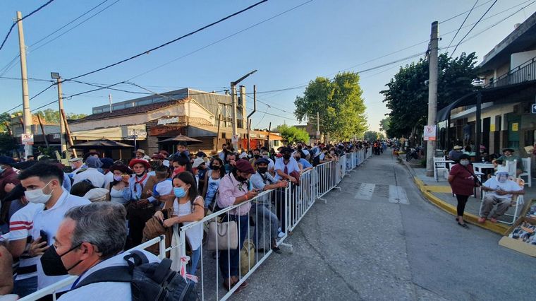 Una multitud en el ingreso al Festival de Jesús María.