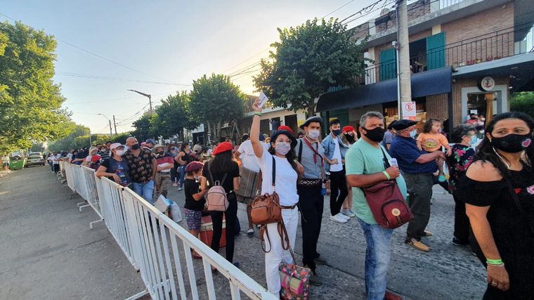 Una multitud en el ingreso al Festival de Jesús María.