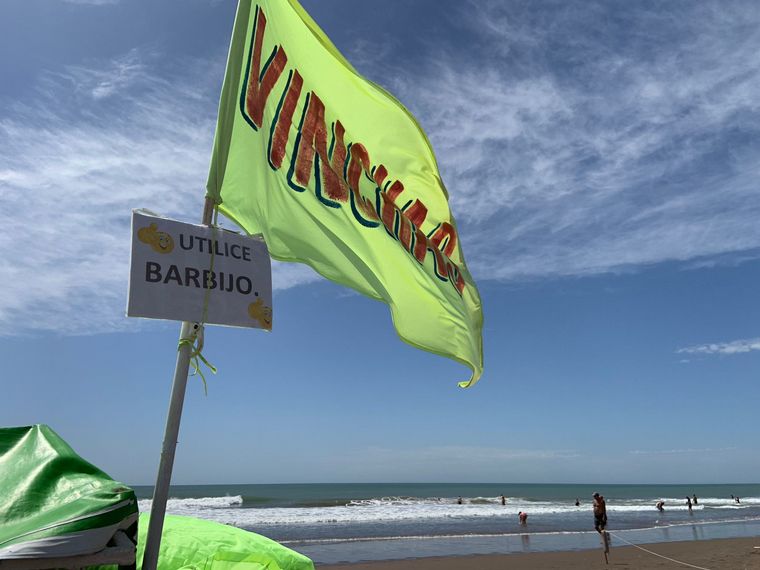 Vinchas, pulseras y pañuelos en la playa