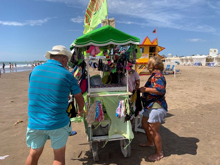 Vinchas, pulseras y pañuelos en la playa