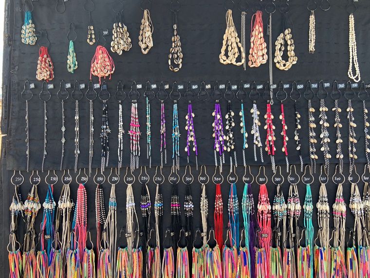 FOTO: Vinchas, pulseras y pañuelos en la playa