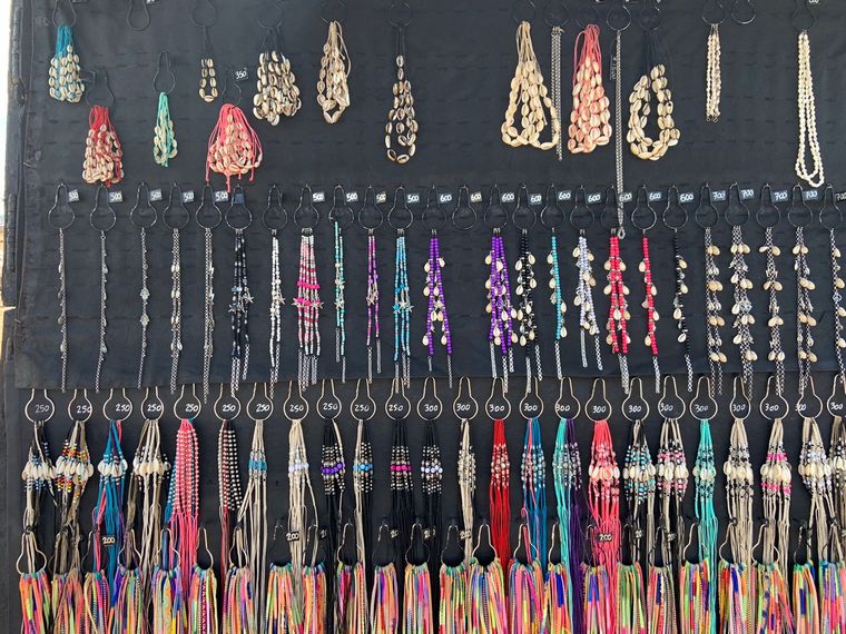 Vinchas, pulseras y pañuelos en la playa
