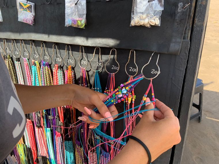 Vinchas, pulseras y pañuelos en la playa