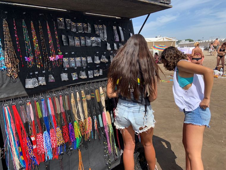Vinchas, pulseras y pañuelos en la playa